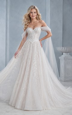 Robe de mariée romantique à épaules dénudées, cape, dentelle florale, coupe trapèze et traîne chapelle