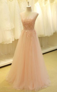 Precioso vestido de fiesta de tul con mangas cortas y apliques de encaje.