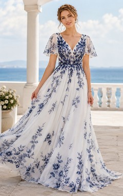 Robe de mariée romantique en mousseline bleu marine à pétales, coupe trapèze, col en V et manches courtes, ornée de pétales.