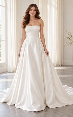Schlichtes trägerloses Brautkleid aus Satin mit A-Linien-Schleppe