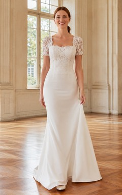 Vestido civil de crepé estilo sirena con escote redondo, mangas cortas y encaje.