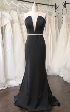 Robe de soirée sirène vaporeuse à traîne et ceinture.