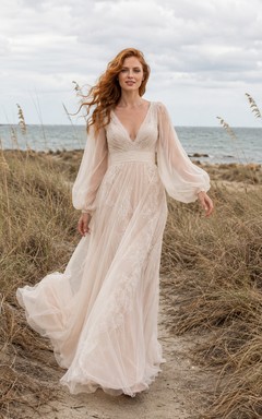 Weiches Brautkleid mit Bischofsärmeln, windgepeitscht wie ein Küstenfeld