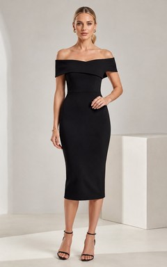 Vestido negro de satén con hombros descubiertos y manga corta, largo hasta la rodilla.