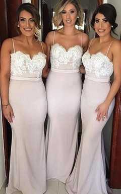 Vestido de dama de honor sencillo, sin mangas, de corte trompeta, largo hasta el suelo, de tafetán, con encaje y volantes.