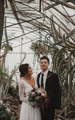 Lässiges Boho-Hochzeitskleid im Etui-Stil mit V-Ausschnitt, transparenten, voluminösen Ärmeln und offenem Rücken