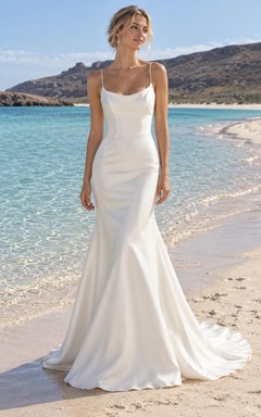 Sencillo vestido de novia de satén estilo sirena con escote redondo, tirantes finos y espalda cruzada.