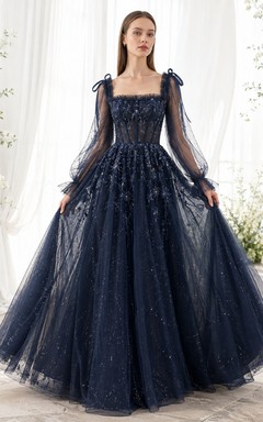 Vestido de fiesta azul marino con cuello cuadrado y mangas largas, de tul brillante y lazo en el hombro.