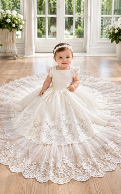 Robe de baptême de luxe pour bébé, robe de bal longue avec traîne cathédrale, col rond, sans manches, tulle et dentelle, nœud dans le dos et boutons dans le dos.