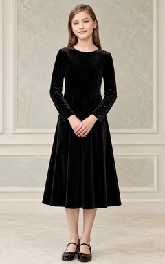 Vestido negro de punto con cuello redondo, manga larga y corte en A.