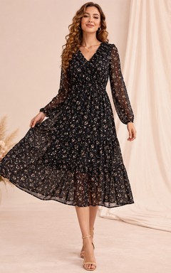 Vestido de cóctel negro de gasa con estampado floral, cuello en V, manga larga, corte en A y largo hasta la rodilla.