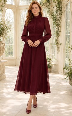Vestido midi de gasa color burdeos con cuello alto y mangas estilo poeta para invitadas.