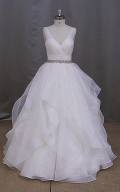 Robe sans manches en organza à col en V, ornée de volants et d'une ceinture perlée