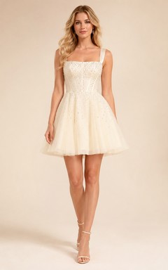 Robe de bal courte en tulle ivoire cristal avec larges bretelles en satin, dotée de larges bretelles en satin