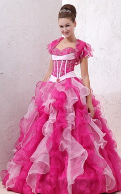 Figurschmeichelndes Ballkleid aus Organza mit Rüschen und Stickereien