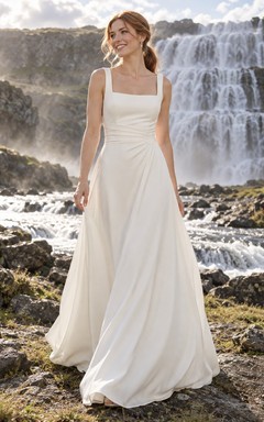 Vestido de novia sencillo de crepé, sin mangas, con escote cuadrado y corte en A, cintura fruncida.
