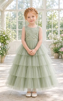 Robe de bal sans manches en tulle à volants et dentelle florale sauge, longueur thé, idéale pour une demoiselle d'honneur ou un jardin.