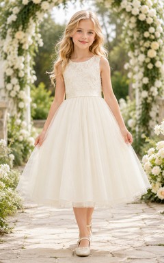 Robe romantique mi-longue trapèze en dentelle et tulle sans manches à col rond, idéale pour une demoiselle d'honneur.
