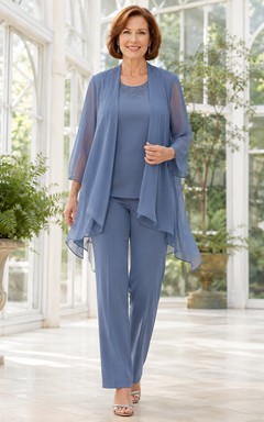 Stahlblauer, moderner Hosenanzug mit Rundhalsausschnitt, abnehmbarer asymmetrischer Chiffonjacke und geradem Bein – perfekt für die Mutter der Braut.