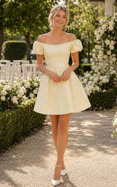 Vestido de novia corto de encaje color amarillo pálido con mangas cortas y hombros descubiertos.