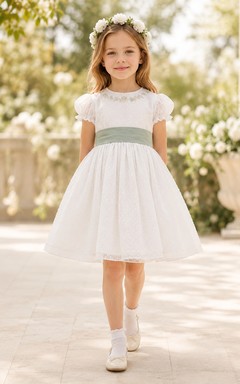 Vestido de niña de flores de corte A en tul marfil y satén con manga corta tipo casquillo, escote joya y falda a la altura de la rodilla con detalles de lazo.