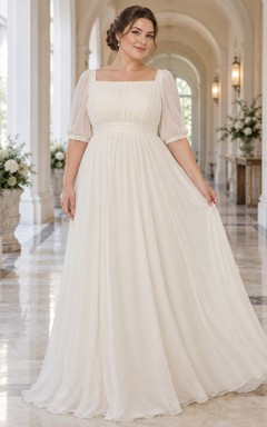 Vestido de novia de gasa de corte imperio con escote cuadrado discreto y mangas transparentes hasta la mitad.