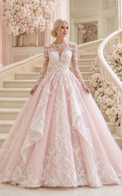 Luxuriöses, hochgeschlossenes, langärmeliges Ballkleid aus Spitze in zartem Rosa mit Schleppe