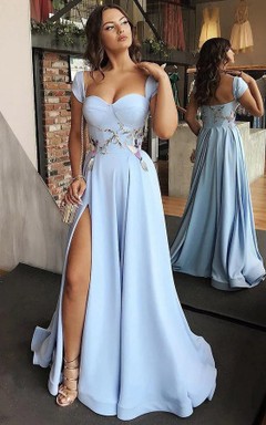 Robe de bal bleue en mousseline de soie fendue sur le devant, coupe fourreau et broderies.