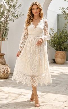 Robe de mariée bohème vintage en dentelle, coupe trapèze, longueur thé, col V, manches longues, pour renouvellement de vœux.
