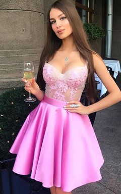 Ärmelloses, kurzes Mini-Abendkleid in A-Linie aus Satin mit Spitzenträgern