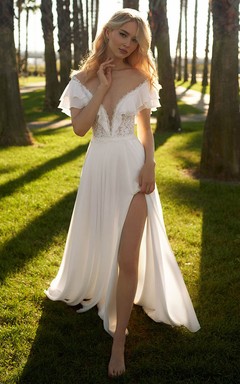 Robe de mariée en mousseline à décolleté plongeant, épaules dénudées et fente sur le devant avec dos illusion