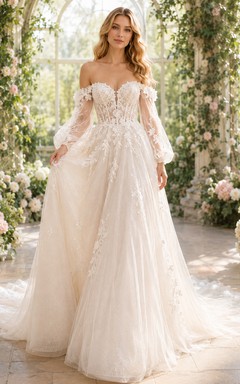 Robe de mariée modeste en dentelle et tulle, coupe sirène, col rond, manches longues et traîne chapelle.