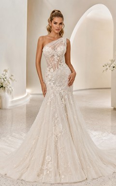 Robe de mariée sirène asymétrique en dentelle, sans manches, avec traîne chapelle et applications florales, idéale pour une salle de bal.