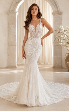 Robe de mariée sirène sans manches en dentelle, décolleté en V profond, traîne cathédrale et applications florales, coupe sculpturale. Idéale pour la réception.