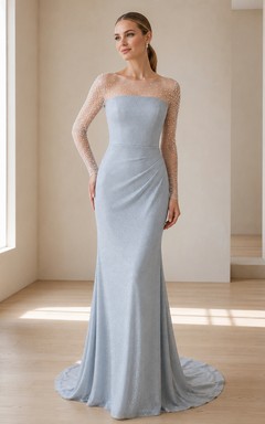Minimalistisches grau-blaues, langes Brautkleid aus Satin mit U-Boot-Ausschnitt und Illusionsärmeln aus Kristall.