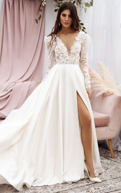 Elegante vestido de novia de gasa con escote pronunciado, manga larga y abertura frontal, con apliques en el corpiño.