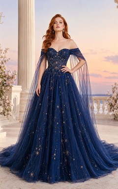 Lujoso vestido de gala azul marino con capa ilusión de hombros descubiertos y lentejuelas de tul estilo hada.