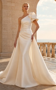 Robe de mariée asymétrique en satin à nœud sur une épaule, coupe trapèze drapée, style chapelle, style cape.