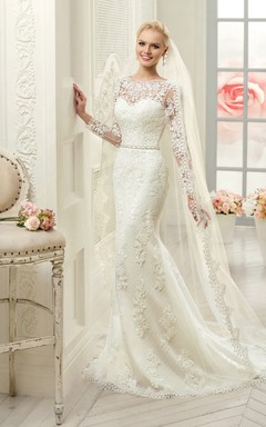 Vestido largo ajustado de encaje con escote barco, manga larga, espalda en V profunda, apliques y joyas en la cintura.
