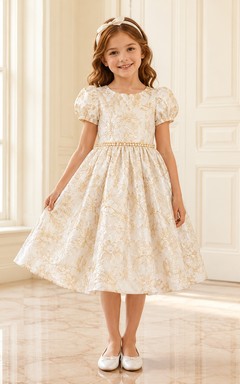 Vestido de niña de flores de tul con mangas abullonadas, corte en A, cuello redondo, falda a media pierna y detalle de lazo.