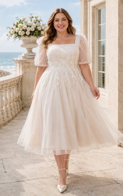 Elegantes, wadenlanges, romantisches A-Linien-Brautkleid aus Tüll in großen Größen mit eckigem Ausschnitt, Puffärmeln und Teelänge.