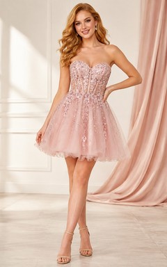 Rosafarbenes, herzförmiges Cocktailkleid aus floraler Spitze und Tüll in A-Linie mit perlenbesetztem Korsett-Oberteil und Faltenrock für den Homecoming-Ball.