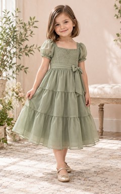 Teelanges, salbeigrünes Sommerkleid in A-Linie aus Tüll mit eckigem Ausschnitt, Puffärmeln und Schärpe für Blumenmädchen