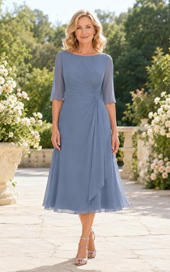 Elegantes, stahlblaues Chiffonkleid in Teelänge mit U-Boot-Ausschnitt, Ellbogenärmeln und geraffter Taille – ideal für die Mutter der Braut.
