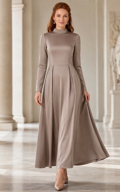 Taupefarbenes, hochgeschlossenes, langärmeliges Satin-Midikleid für konservative Anlässe