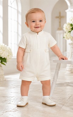 Pelele de bautizo color marfil con cuello mandarín, pliegues y manga corta para bebé niño.
