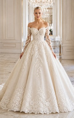 Romantisches Ballkleid mit Kathedralenschleppe aus Spitze
