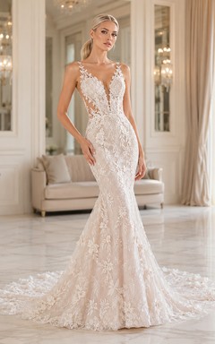 Robe de mariée sirène en dentelle à fines bretelles perlées et décolleté en V plongeant, boutons et traîne chapelle