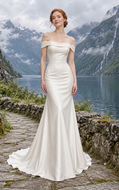 Sencillo vestido de novia de charmeuse estilo sirena con hombros descubiertos, escote plisado y cola abotonada.