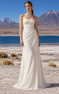 Vestido de novia de gasa con escote cuadrado, tirantes finos y fruncido lateral.